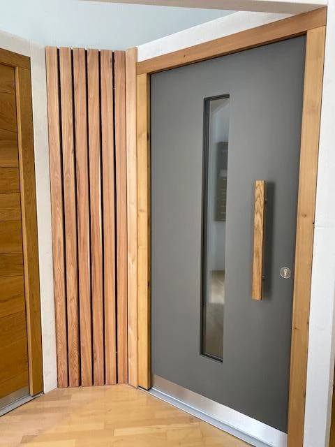 Haustüre mit Lärchestock